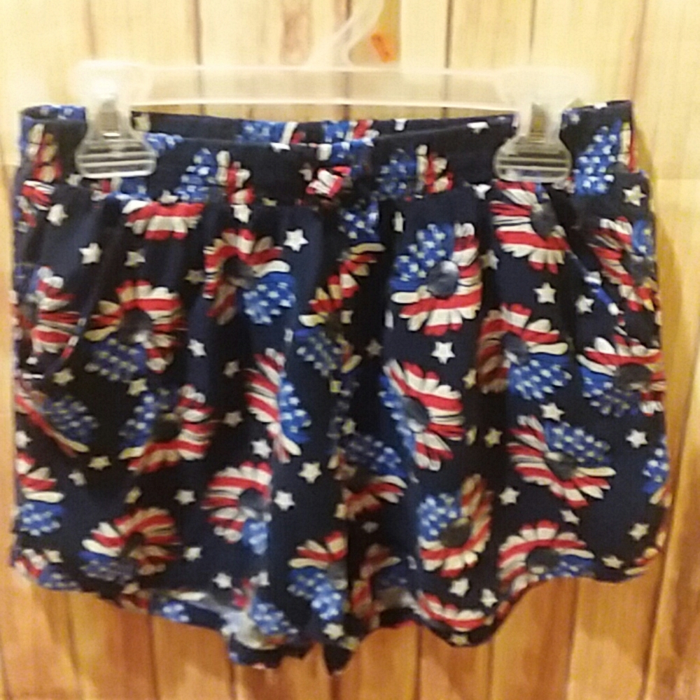 Girl's rayon patriotic daisy shorts. Size XL